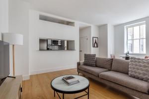 FiDi 1br w golf simulator nr freedom tower NYC-1338