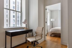 FiDi 1br w golf simulator nr freedom tower NYC-1338