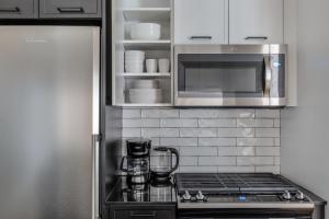 FiDi 1br w golf simulator nr freedom tower NYC-1338