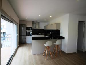 Apartamento moderno y renovado a 50m de la playa en Llançà, con 3 habitaciones y balcón - ES-228-68