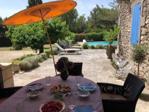 LS1-412 ANGELICO Très agréable mas provencal, Typique à la région, avec piscine chauffée à Saint Remy de Provence - 10 12 personnes