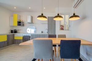 White Lotus, Modern Large-Terraced Penthouse in Marsascala