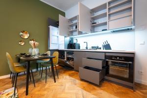 Fully renovated 2-room central apartment