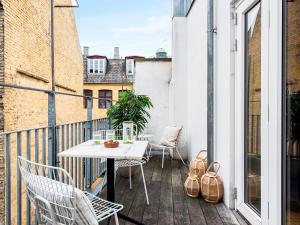 Sanders Leaves - Chic Three-Bedroom Apartment In Downtown Copenhagen