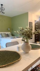 Roztocka studio, free parking, 1 tram to the city & PGE National Stadion, by Cosmo Spirit