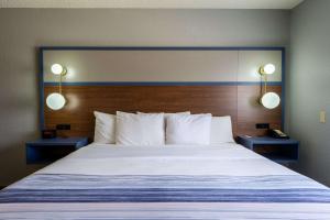 King Room - Non-Smoking room in AmericInn by Wyndham Monroe