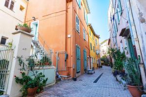 Appartements VOLTI ON THE BAY AP4386 By Riviera Holiday Homes : photos des chambres