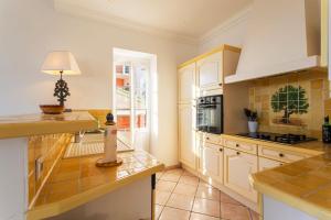 Appartements VOLTI ON THE BAY AP4386 By Riviera Holiday Homes : photos des chambres