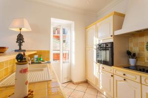 Appartements VOLTI ON THE BAY AP4386 By Riviera Holiday Homes : photos des chambres