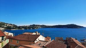 Appartements VOLTI ON THE BAY AP4386 By Riviera Holiday Homes : Appartement - Vue sur Mer
