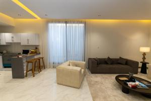 شقة بغرفتي نوم بتصميم أنيق مع مدخل خاص