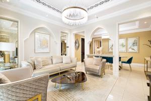 Luxurious Unique 2 Bed with Private Jacuzzi & Garden - Connected to Souk Al Bahar - Dubai Mall