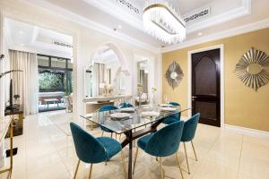 Luxurious Unique 2 Bed with Private Jacuzzi & Garden - Connected to Souk Al Bahar - Dubai Mall