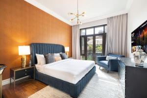 Luxurious Unique 2 Bed with Private Jacuzzi & Garden - Connected to Souk Al Bahar - Dubai Mall