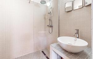 Maisons de vacances Stunning Home In Vieux-pont With Kitchen : photos des chambres