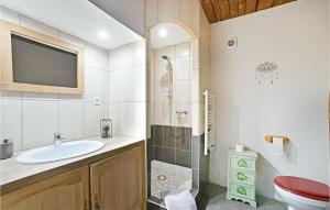 Appartements 3 Bedroom Amazing Apartment In Codognan : photos des chambres