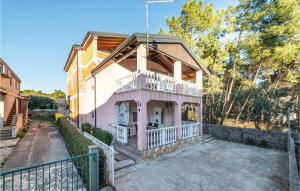 Lovely Apartment In Vir With Kitchen