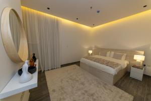 شقة بغرفتي نوم بتصميم أنيق مع مدخل خاص