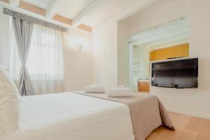 Aphrodite Luxury APT with Jacuzzi