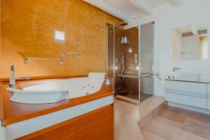 Aphrodite Luxury APT with Jacuzzi