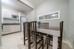 097 - Apto econômico de 02 quartos em Canto Grande