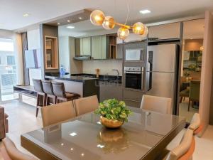 197 - Apto 03 dormitórios 50m da Praia de Mariscal