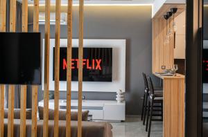 Aether Home - Modern & Luxe Stay with 65 TV by TT
