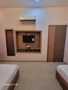 Green Villa - Peaceful Location, Luxury Rooms - 200 Meters from Bus Stand & 500 Meters from Udaipur City Railway Station