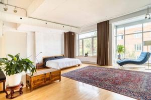 Mile End - Huge Bright & Modern Loft Suite - King Bed