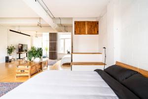 Mile End - Huge Bright & Modern Loft Suite - King Bed