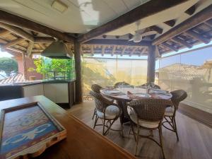 Casa em condomínio com lazer perto da praia