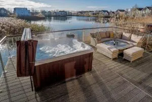 Wren Lodge HM11 HOT TUB Lakeside Spa Property - Minety