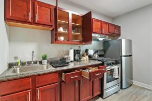 1BR Airy Apartment with Wi-Fi - Barry 2