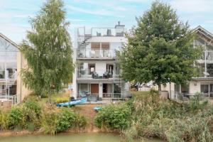 Calm Waters HM95 HOT TUB Lakeside Spa Property