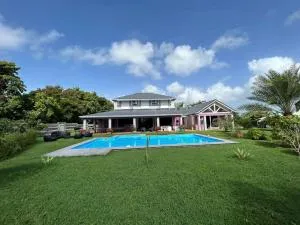 Villa d'architecte avec piscine - Courcelles