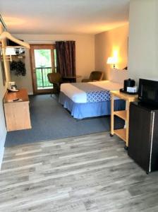 King Creekside room in Four Seasons Inn