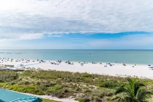 Your Vitamin Sea I Beachfront 3 Bed - Henry Key