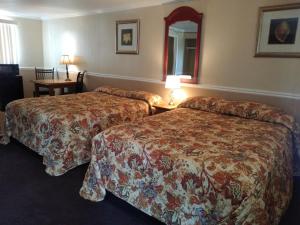 Queen Room with Two Queen Beds room in The Charin Inn