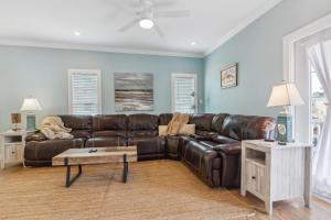 Family-Friendly Pensacola Home Less Than 1 Mi to Beach!