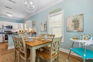 Family-Friendly Pensacola Home Less Than 1 Mi to Beach!