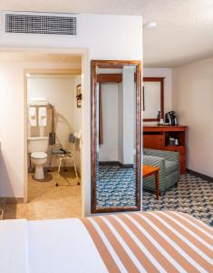Double Room with Mobility Accessible Tub room in Best Western Vista Inn at the Airport