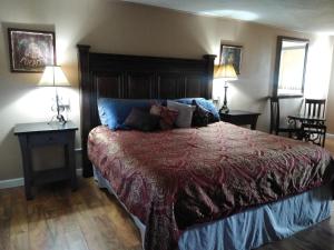 King Room room in The Charin Inn
