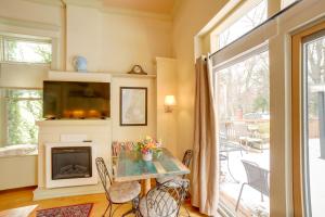 Charming Saugatuck Condo with Private Deck and Grill!