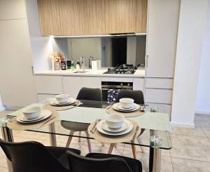 Modern Elegance: 2 Bedroom Oasis w Free Parking