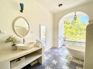 Villa Tyche Luxury 4BR Near Beach