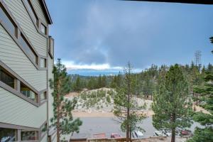 1 Mi to Stagecoach Lift! Homey Tahoe Townhome