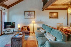 1 Mi to Stagecoach Lift! Homey Tahoe Townhome