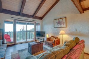 1 Mi to Stagecoach Lift! Homey Tahoe Townhome
