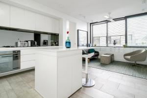 Stylish 1BR Apartment with Skylight near Bondi Beach