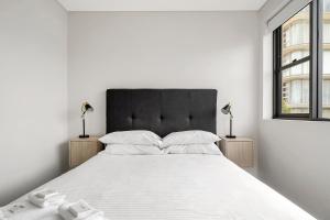 Stylish 1BR Apartment with Skylight near Bondi Beach